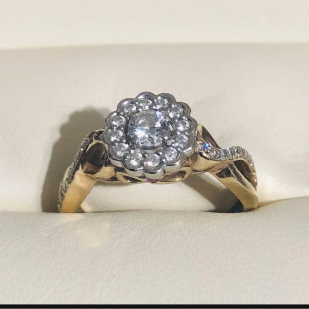 10K2 Fashion Diamond Ring 3/8 TDW Flower shaped. Size 5 - Picture 2 of 11